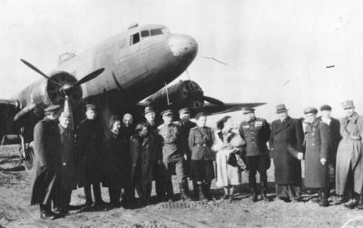 Otwarcie połączenia lotniczego z Rzeszowa do Warszawy 26 marca 1945. Fot. "Kronika LOT 1945" ze zbior&oacute;w Muzeum Lotnictwa Polskiego w Krakowie